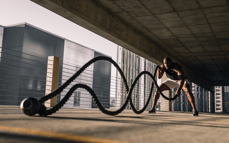 青少年在体育培训机构使用AI运动手环进行体能训练